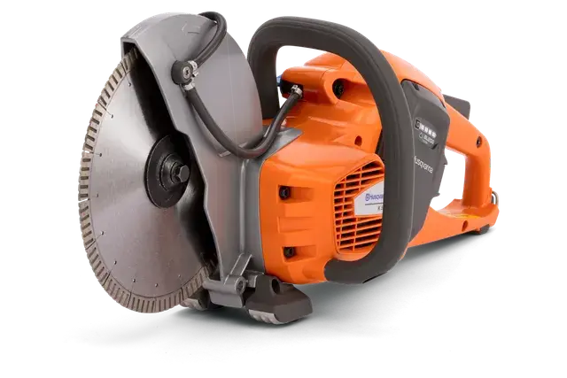 Zijaanzicht van een Husqvarna doorslijpmachine met een cirkelvormig mes.