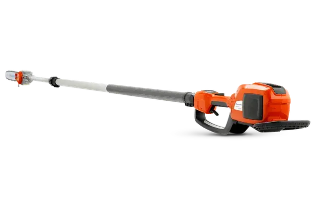 Zijaanzicht van een Husqvarna stokzaag, met zijn lange reikwijdte en ergonomische handgreep.