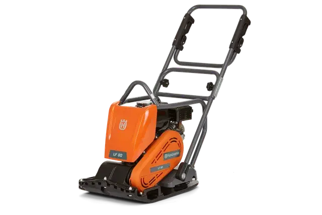 Vooraanzicht van een Husqvarna LF 80 trilplaat, ontworpen voor efficiënte bodemverdichting.