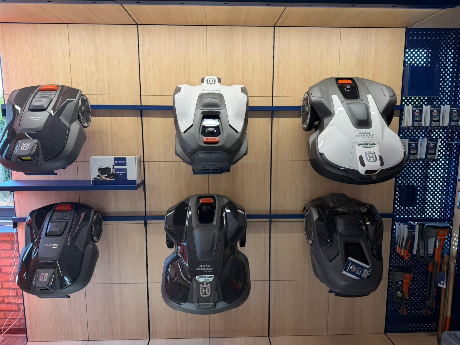 De Automower-wand in de Husqvarna-shop van Groenekamp in Tiel.