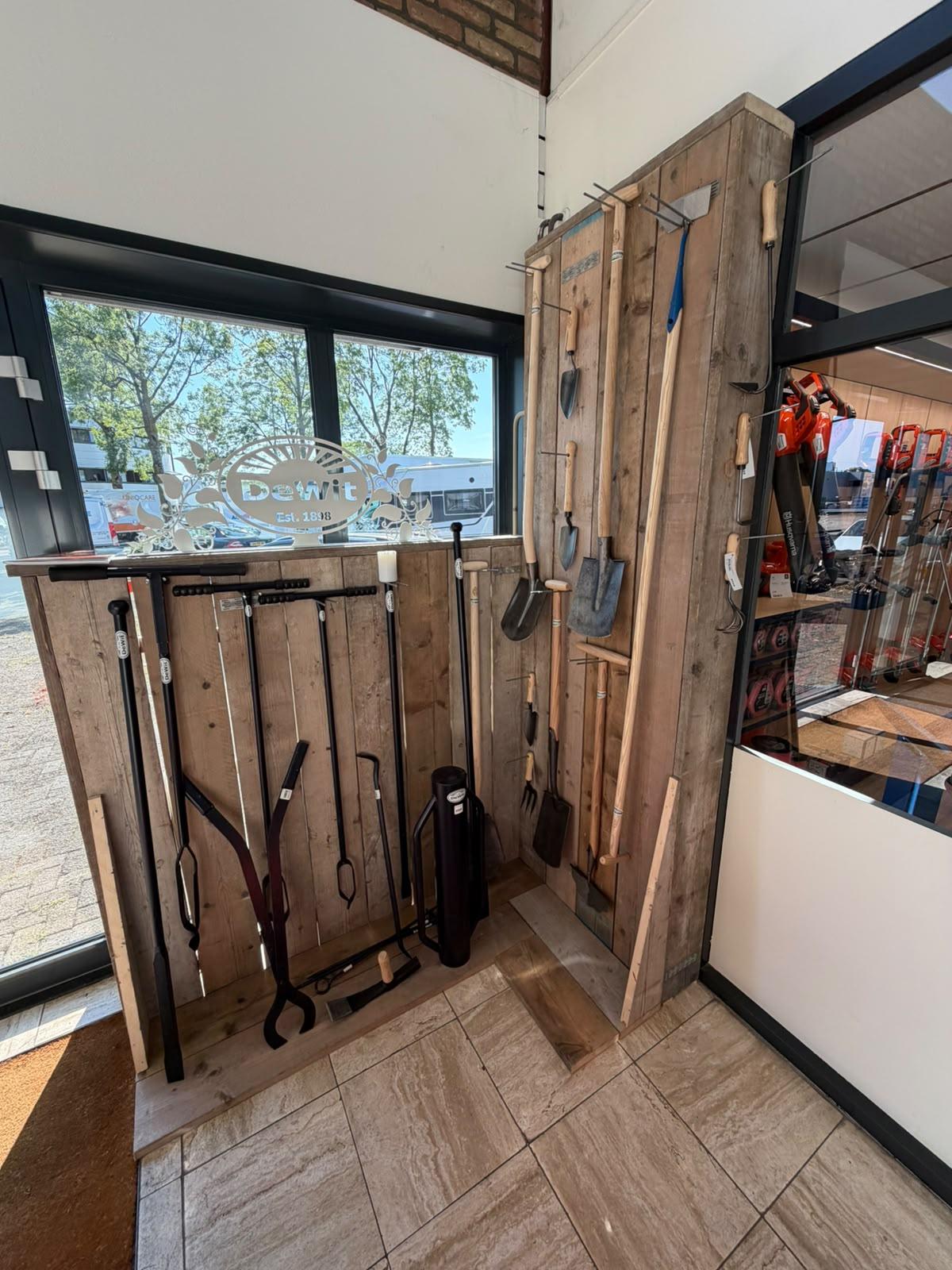 De De Wit-hoek in de winkel van Groenekamp in Tiel.