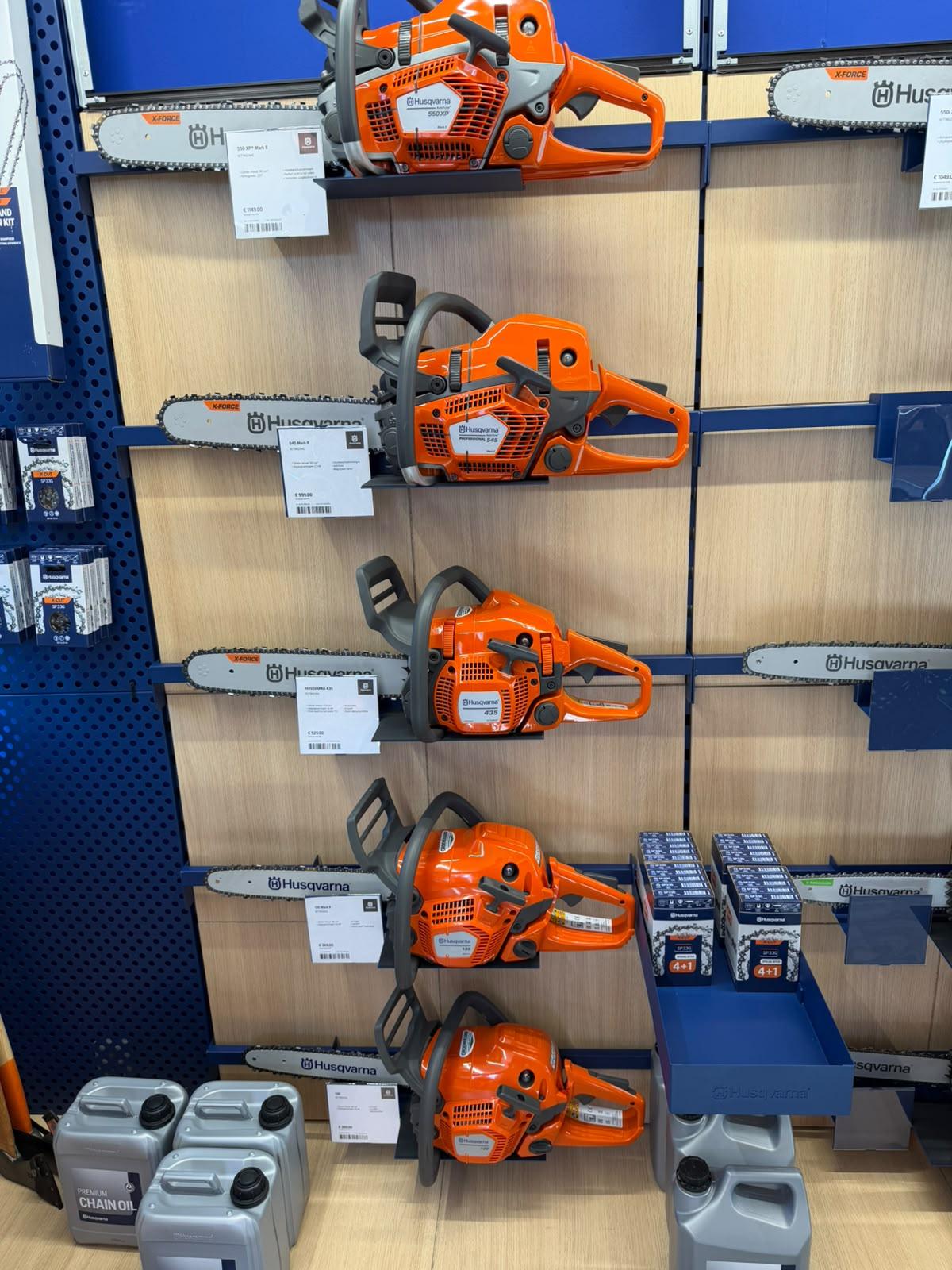 Husqvarna-kettingzagen in de showroom van Groenekamp.