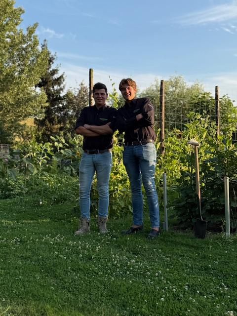 Jens en Lars Luth samen in de tuin.